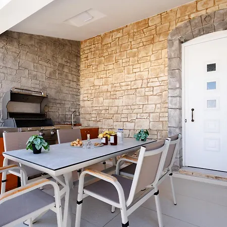 Amarildo Home, With Private Pool! * Prinés